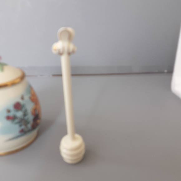 This Lenox Disney Classic Winnie the Pooh Honey Pot - Picture 13 of 16